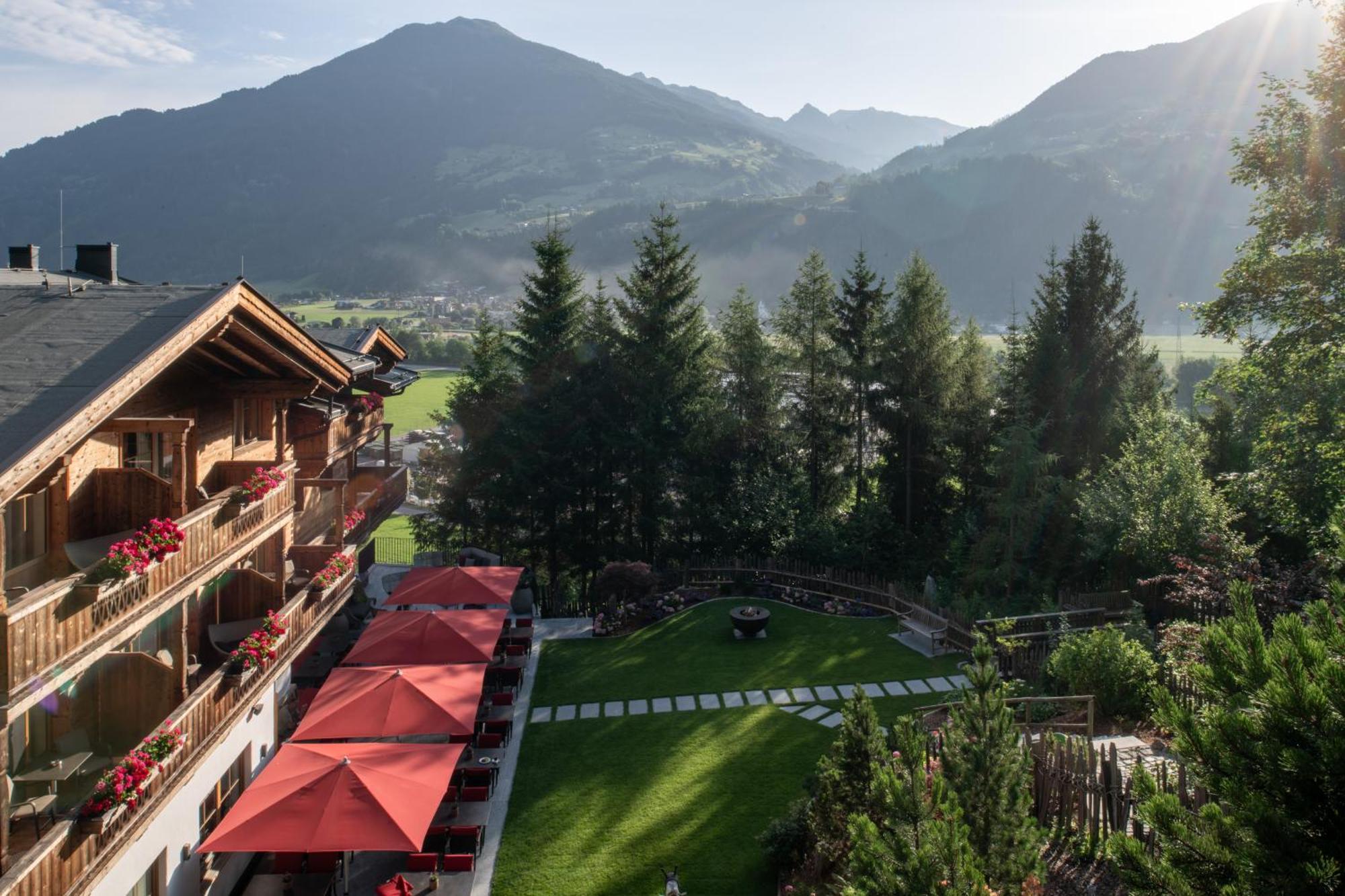 - Aparthotel